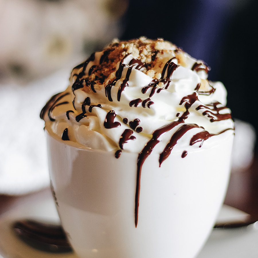 Latte com chocolate e avelã